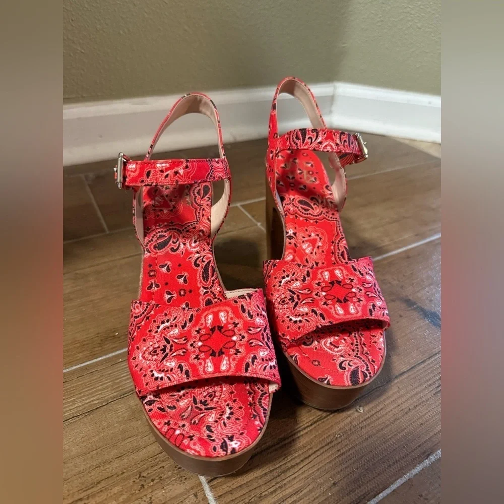 Red Bandana Print Platform Heels – Size 7.5 US – Bold & Retro Chic!